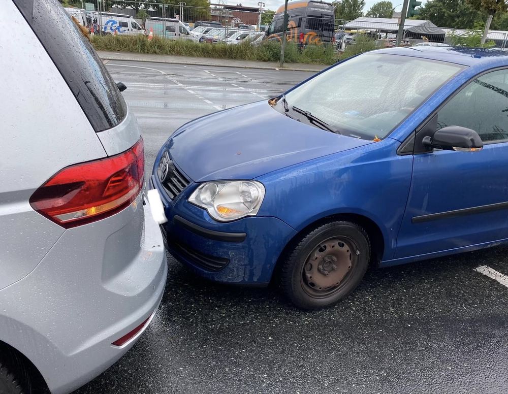 Auffahrunfall an einer Kreuzung, beide Autos noch an der Unfallstelle