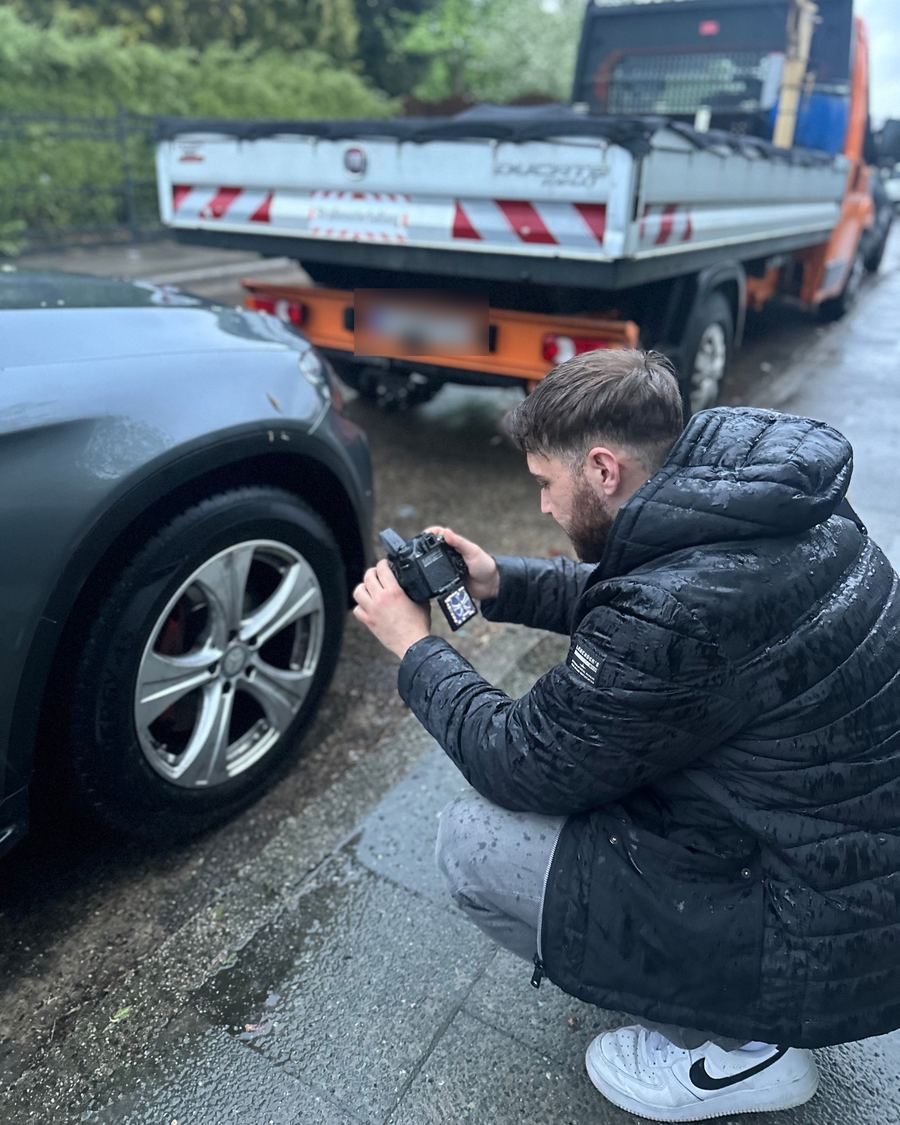 Kfz-Gutachter Rabe fotografiert einen Unfallschaden in Berlin