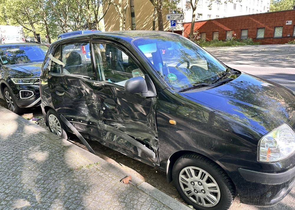 Kleinwagen mit eingedrückter Fahrertür und Schweller